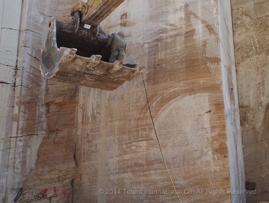 TGTR 318 - White & Cream Travertine (Roma)